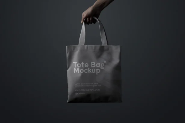 Free tote bag mockup holding PSD with customizable colors and realistic scene presentation